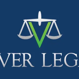 Logo firmy prawniczej Viver Legal: waga sprawiedliwości z zielonym symbolem 'V' na granatowym tle.