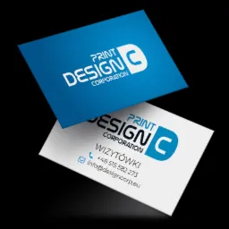 Dwie wizytówki na czarnym tle: jedna błękitna z logo 'Print Design Corporation' unosząca się nad drugą, białą wizytówką z danymi kontaktowymi i logo w prawym górnym rogu.