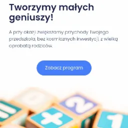 Zrzut ekranu strony internetowej innowacyjneprzedszkole.pl z hasłem 'Tworzymy małych geniuszy!' i kolorowymi drewnianymi klockami z cyframi i znakami matematycznymi w tle.