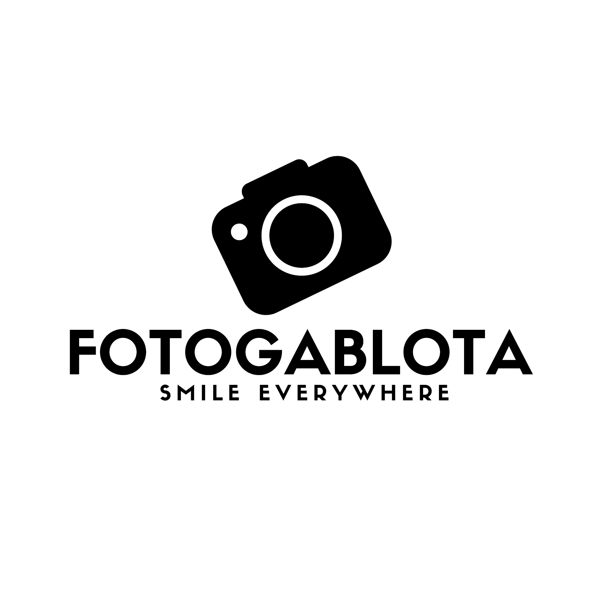 Czarno-białe logo firmy fotograficznej z symbolem aparatu i hasłem 'Smile Everywhere'.
