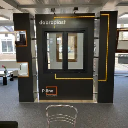 Ekspozycja okna w biurze firmy Dobroplast, model P-line by Rehau Synego, z podświetleniem LED, widoczne okno dachowe Skylight w tle.