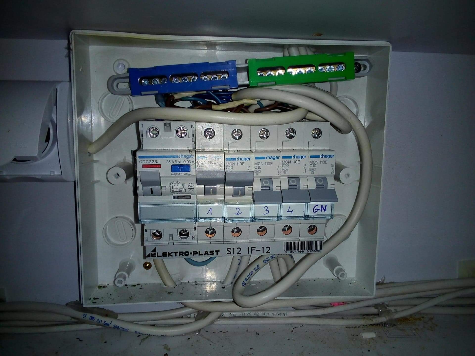 Zajmujemy się kompleksowo tematem elektryki mieszkaniowej.