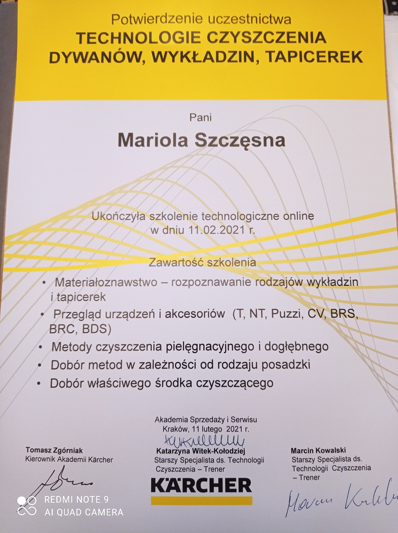 Certyfikat ukończenia szkolenia z technologii czyszczenia dywanów, wykładzin i tapicerek dla Marioli Szczęsnej, wydany przez Akademię Kärcher, z datą 11 lutego 2021 roku, zawierający informacje...