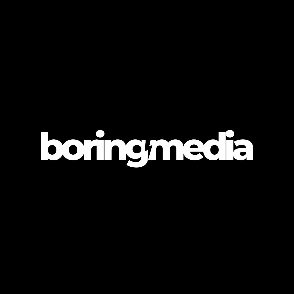 Biały napis 'boringmedia' na czarnym tle, nowoczesny krój pisma.