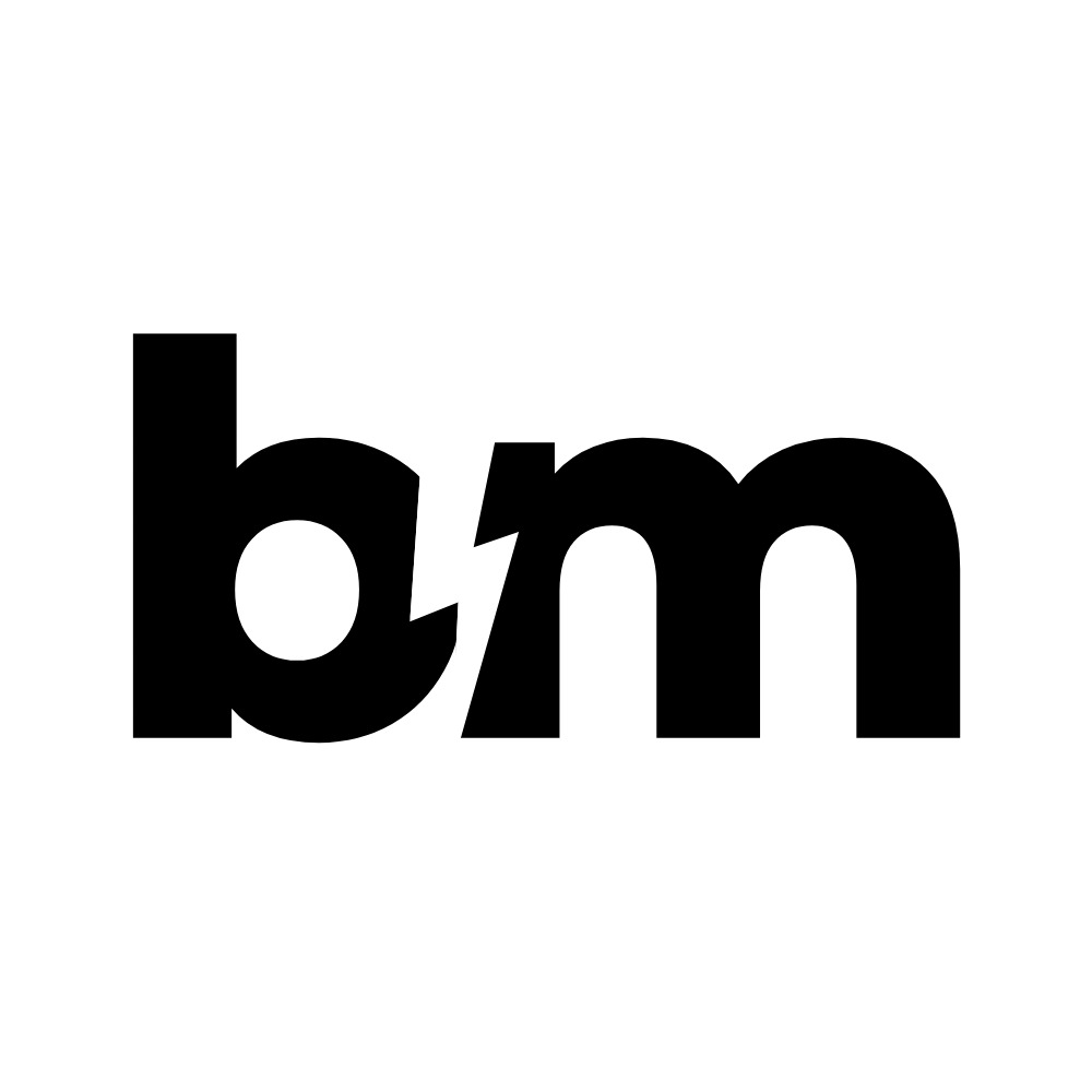 Czarne logo 'bm' z symbolem błyskawicy w miejscu połączenia liter, na białym tle.