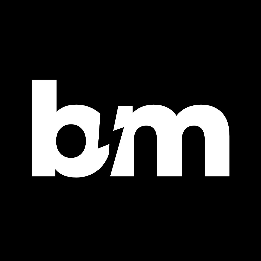 Białe logo 'bm' na czarnym tle, ze stylizowanym symbolem błyskawicy w literze 'b'.
