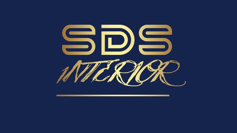 Złote logo firmy SDS Interior na granatowym tle, prezentujące nazwę firmy w stylizowanym kroju pisma.