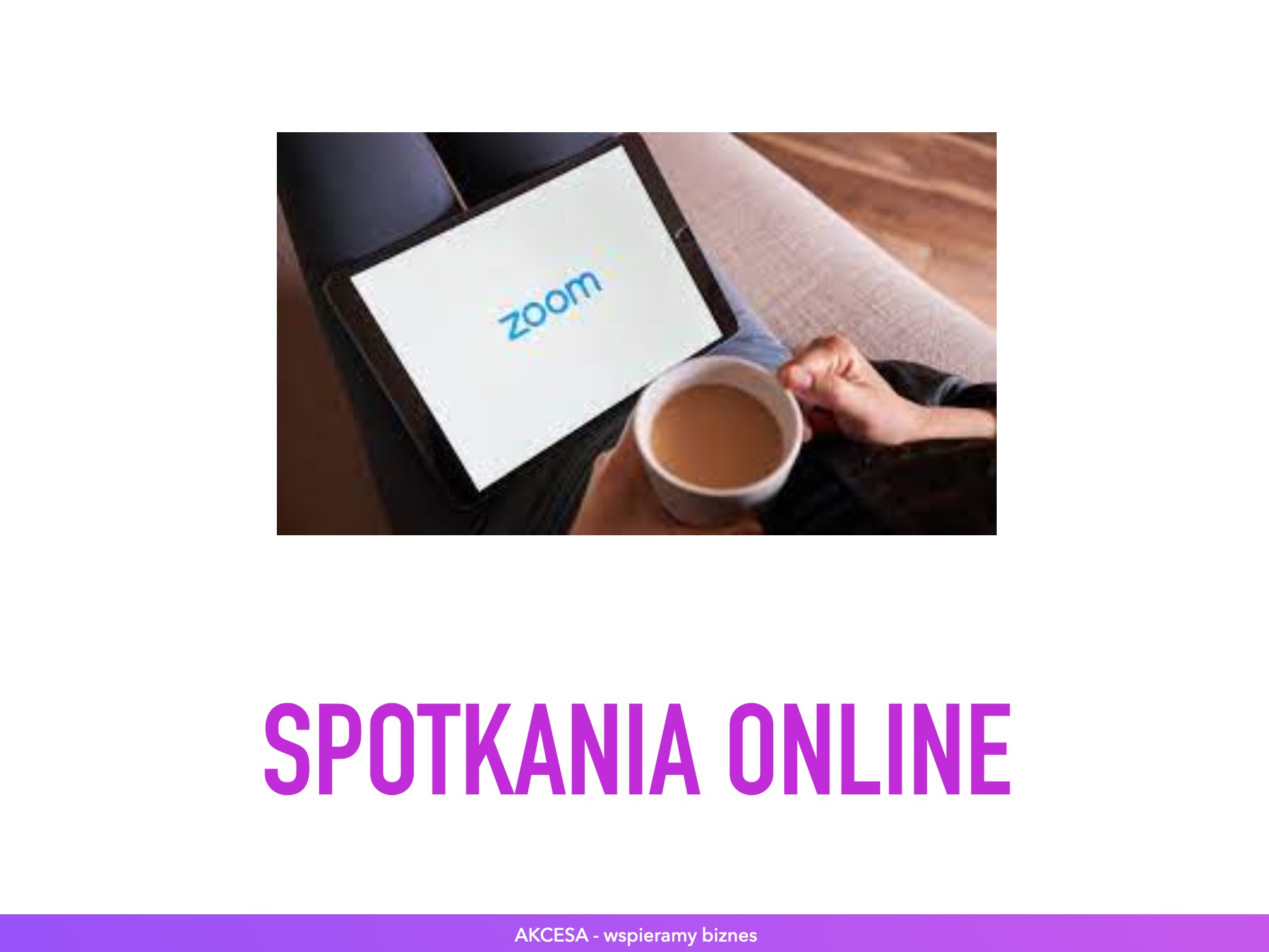 Osoba siedzi z tabletem wyświetlającym logo Zoom i pije kawę, sugerując zdalną komunikację biznesową.