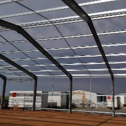 Montaż konstrukcji stalowej hali.