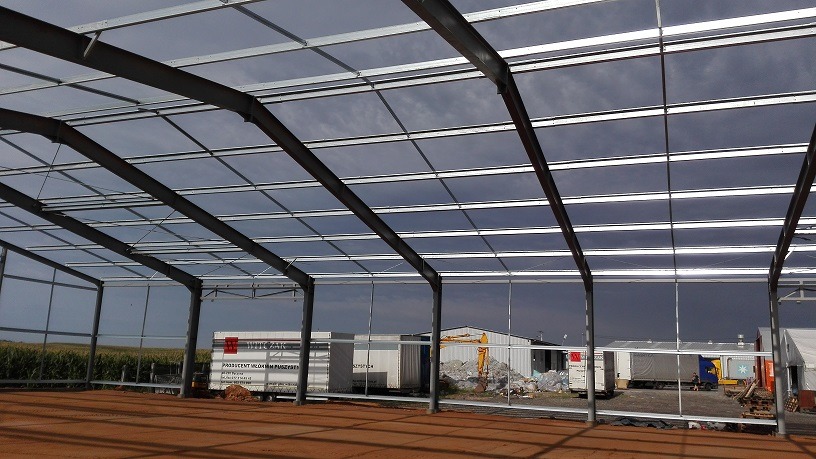 Montaż konstrukcji stalowej hali.