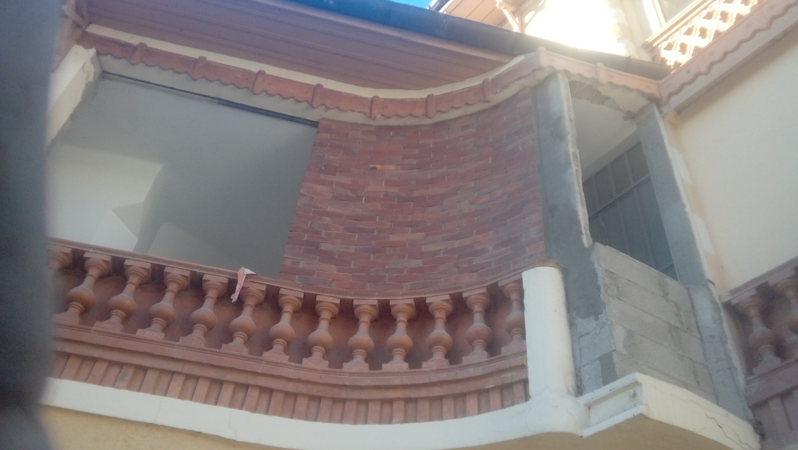 Układanie cegielkowych płytek na półokrągłej Ścianie