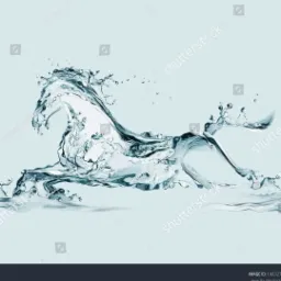 Dynamiczna figura konia uformowana z przezroczystej wody, uchwycona w ruchu galopu na jasnym tle.