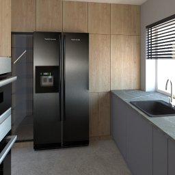 Image Home - Wnętrza Marta Białobrzeska-Ługowska - Nowoczesna kuchnia w Trzebnicy z drewnianymi szafkami, czarną lodówką z kostkarką i piekarnikiem marki Bosch, szarym blatem i zlewozmywakiem pod oknem z żaluzjami.