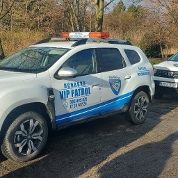 jazdy którymi poruszają się patrole interwencyjne, zapewniają dojazd w każde warunki pogodowe oraz w każdy teren.
Ich wyposażenie ułatwia podejmowanie czynności min. poszukiwanie w ciemności.