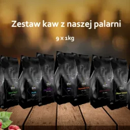 Zestaw dziewięciu jednokilogramowych paczek kawy Bosca Coffee z różnych regionów świata, prezentowanych na drewnianym stole z rozproszonym, ciepłym oświetleniem tła, z gałązką czerwonych owoców...