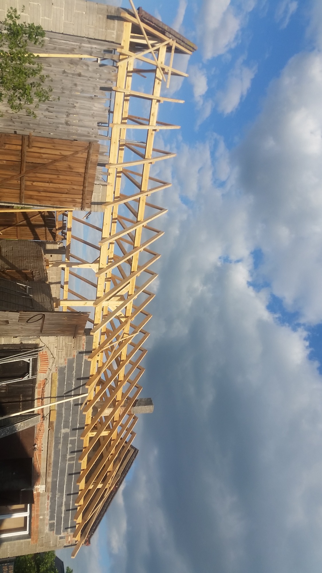 Więźba na stodole.