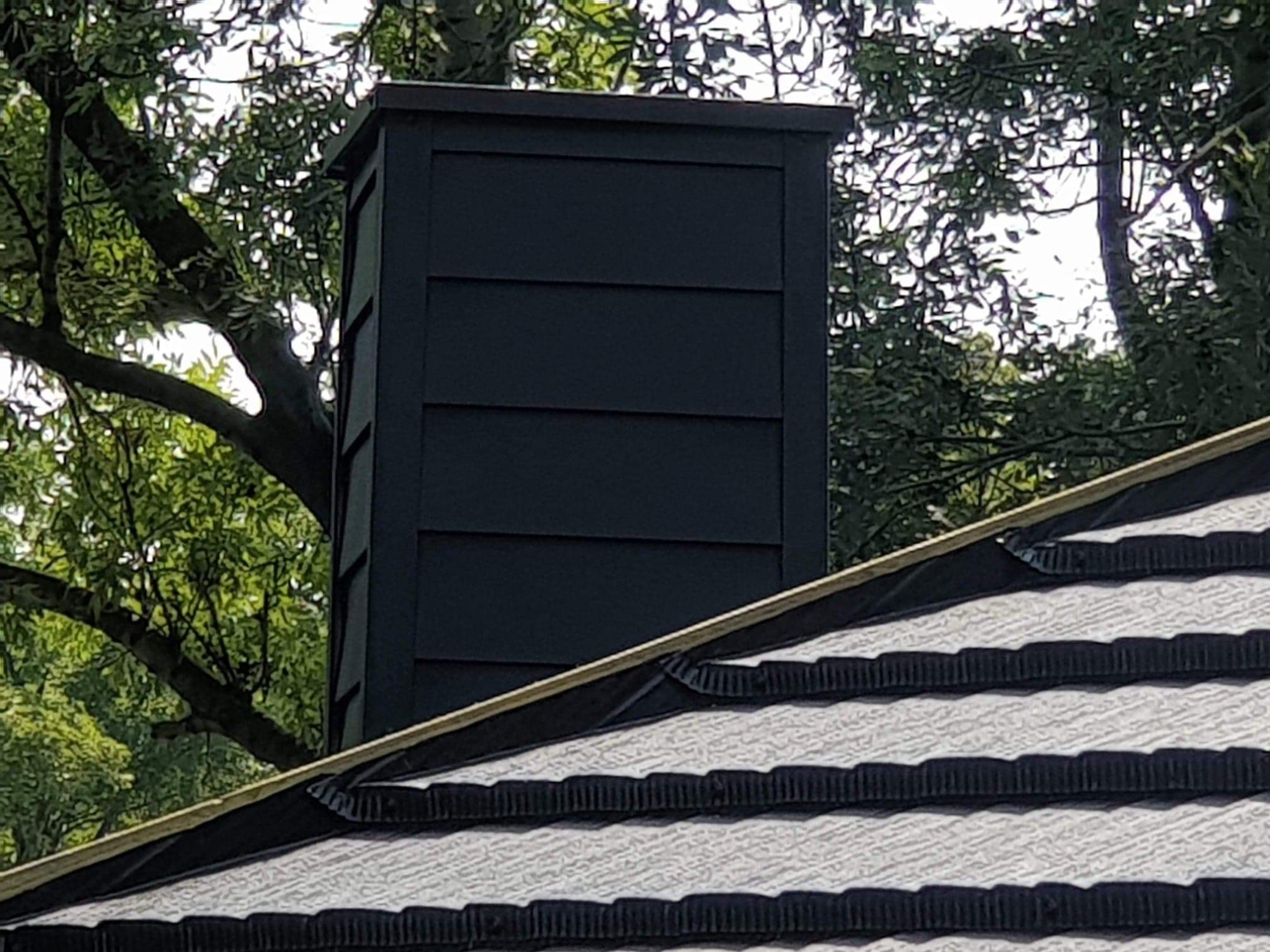 Dekoracyjne okucia kominów blachą