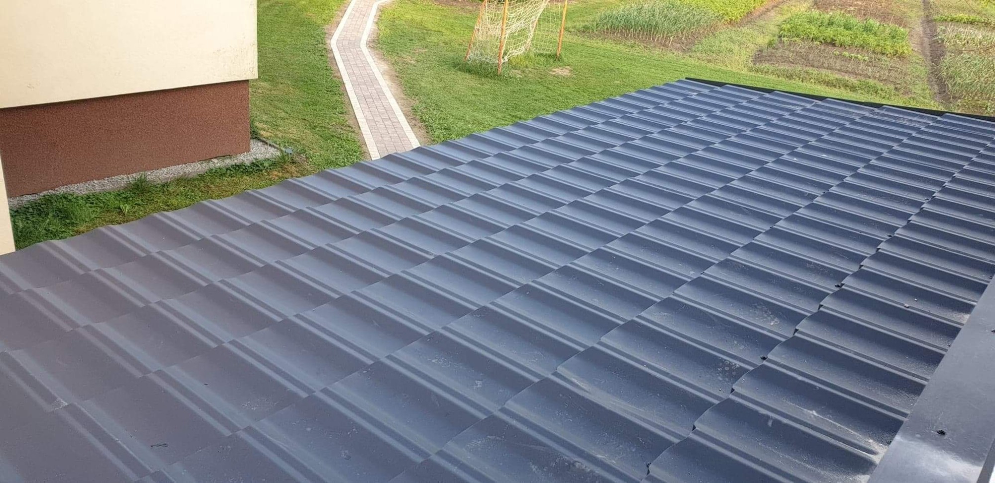 Wykonywanie pokryć dachowych blachodachówkami