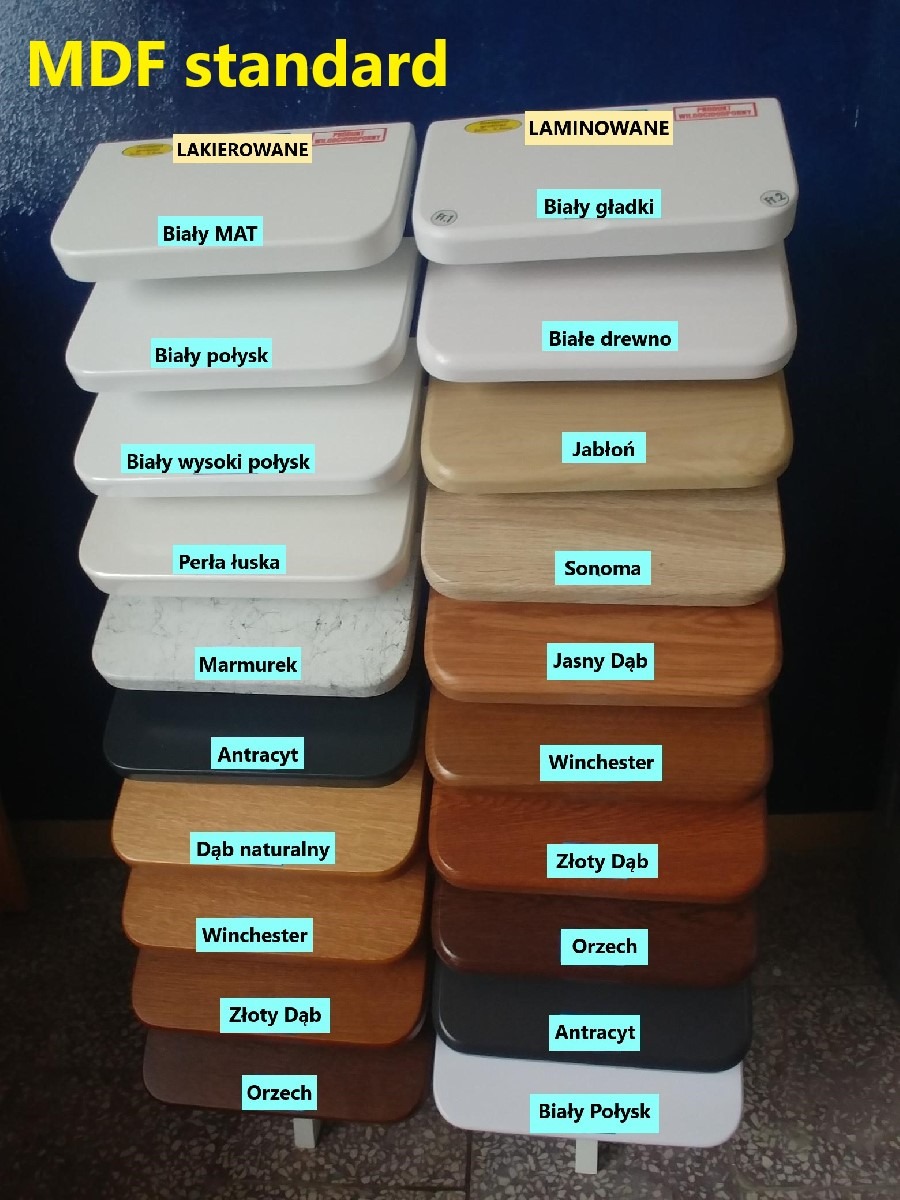 Ekspozycja próbek wykończeń MDF w różnych kolorach i fakturach, w tym lakierowane i laminowane, prezentująca odcienie bieli, drewna i antracytu.