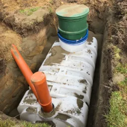 Montaż oczyszczalni z niskim wlotem dedykowanej na miejsca o wysokim poziomie wód gruntowych.