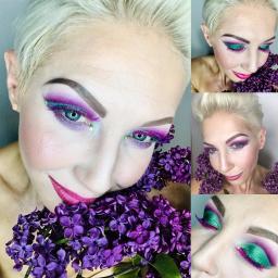 Kamińska makeup artist - Portret kobiety z krótkimi blond włosami i intensywnym, artystycznym makijażem oczu w odcieniach fioletu, zieleni i różu, pozującej z bukietem fioletowych bzów.