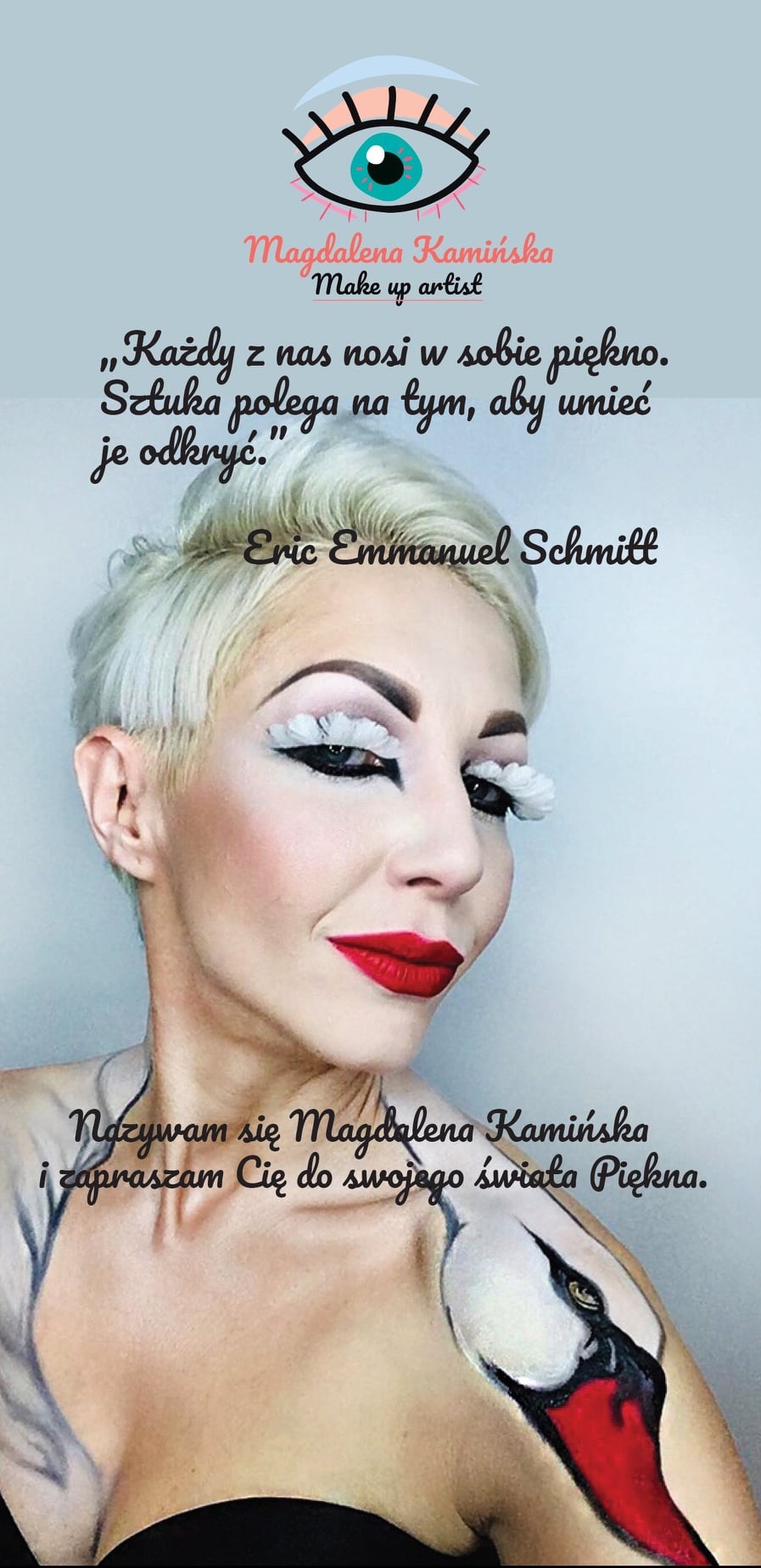 Portret kobiety z awangardowym makijażem: intensywnie czerwone usta, dramatyczna czarna kreska na powiekach, białe, pierzaste sztuczne rzęsy, oraz malunek łabędzia na ramieniu. Na zdjęciu widoczne...