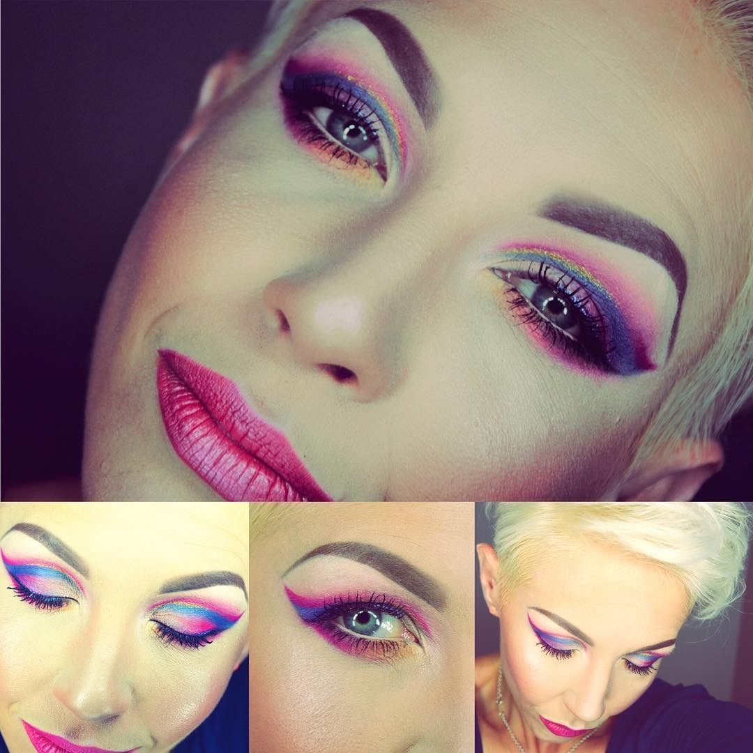 Kolaż zbliżeń twarzy kobiety z intensywnym, kolorowym makijażem oczu w odcieniach różu, fioletu, błękitu i żółci, oraz różową szminką na ustach. Widoczna krótka blond fryzura.