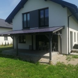 Zadaszenie tarasu drewniane panelami bifacjalnymi Hyundai 440 HJT (14 szt.).
Falownik Deye 10kW i magazyn energii Deye 5kWh. 