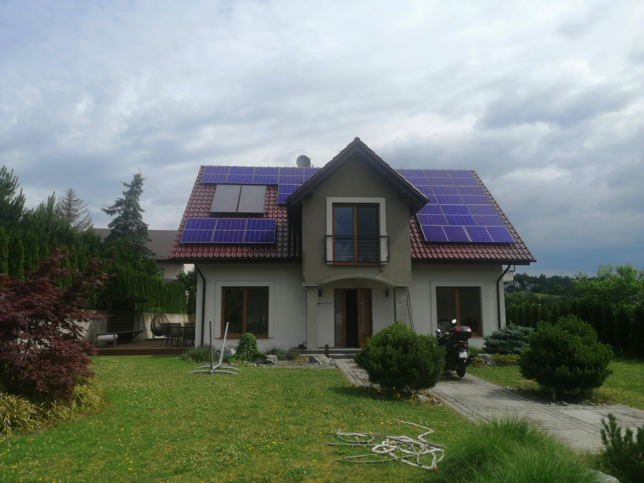 Instalacja hybrydowa 10kW na panelach Hyundai 440 HJT, falowniku hybrydowym Deye 10kW oraz magazynie energii 10kWh.