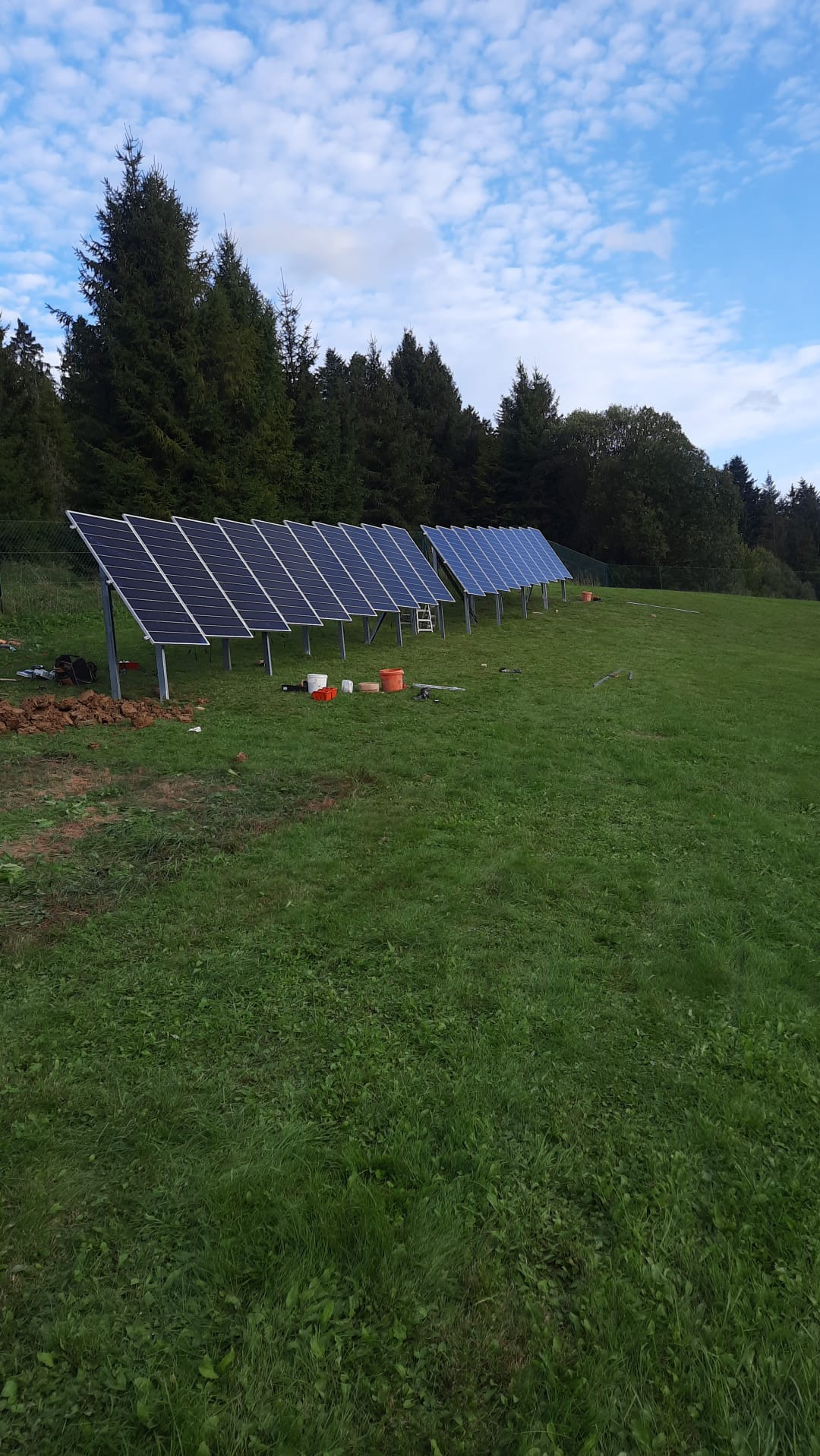 Instalacja na gruncie 10kW o nachyleniu 60 stopni. Panele Hyundai 480.