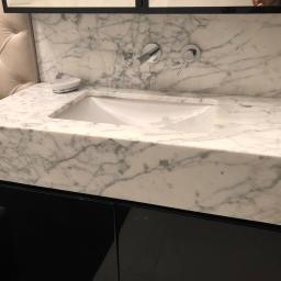 Marmur Bianco Carrara umywalka w łazience