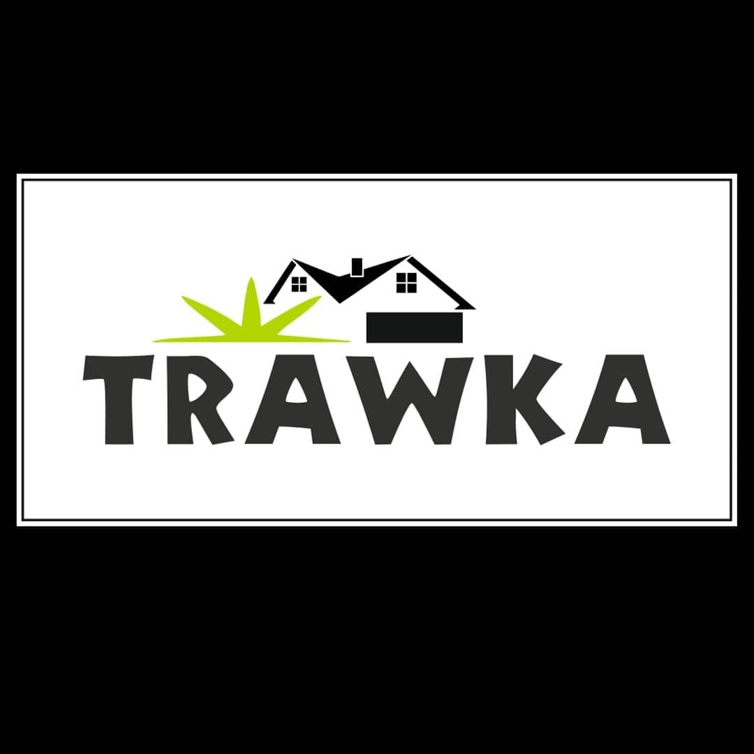 Logo firmy z napisem 'TRAWKA' i stylizowanym rysunkiem trawy oraz domów w czerni i zieleni.