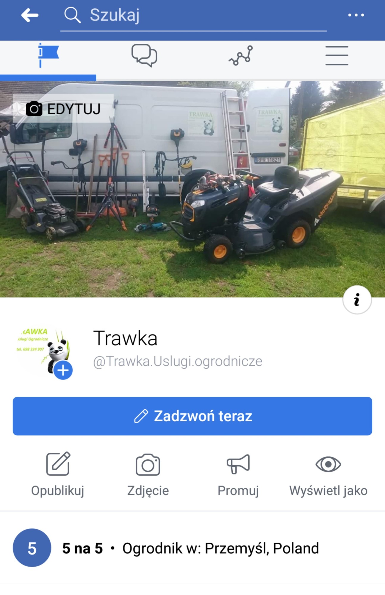 Sprzęt ogrodniczy firmy Trawka: kosiarka, traktorek, narzędzia oraz bus z logo firmy, zaparkowane na trawniku.