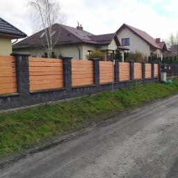 ogrodzenie z bloczków betonowych oraz drewniane przęsła