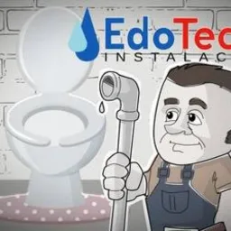 Karykatura hydraulika trzymającego rurę z kroplą wody, obok toaleta i logo firmy 'EdoTech Instalacje' na tle ściany z białej cegły.