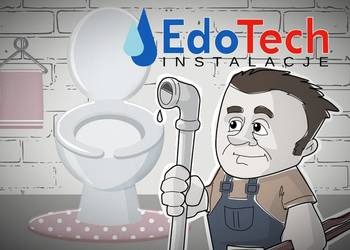 Karykatura hydraulika trzymającego rurę z kroplą wody, obok toaleta i logo firmy 'EdoTech Instalacje' na tle ściany z białej cegły.