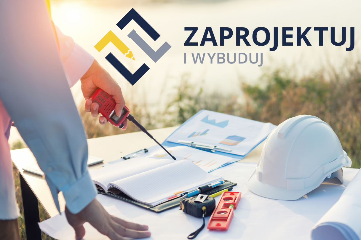 Osoba z radiotelefonem nad stołem z planami, notatnikiem, kaskiem i narzędziami pomiarowymi na tle krajobrazu.