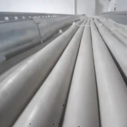 Białe rury elektryczne ułożone w metalowej korycie kablowej, widok z dołu, Świdnik.