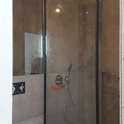 Ścianka szklana prysznicowa w czarnej ramie 