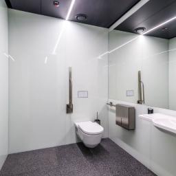 Ściany w łazienkach obłożone szkłem lakierowany hartowanym