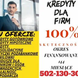 Mężczyzna w garniturze poprawia krawat na tle okna, obok grafika reklamowa z ofertą kredytów dla firm, 100% skuteczności, okres finansowania 144 miesiące, kontakt telefoniczny, Warszawa.