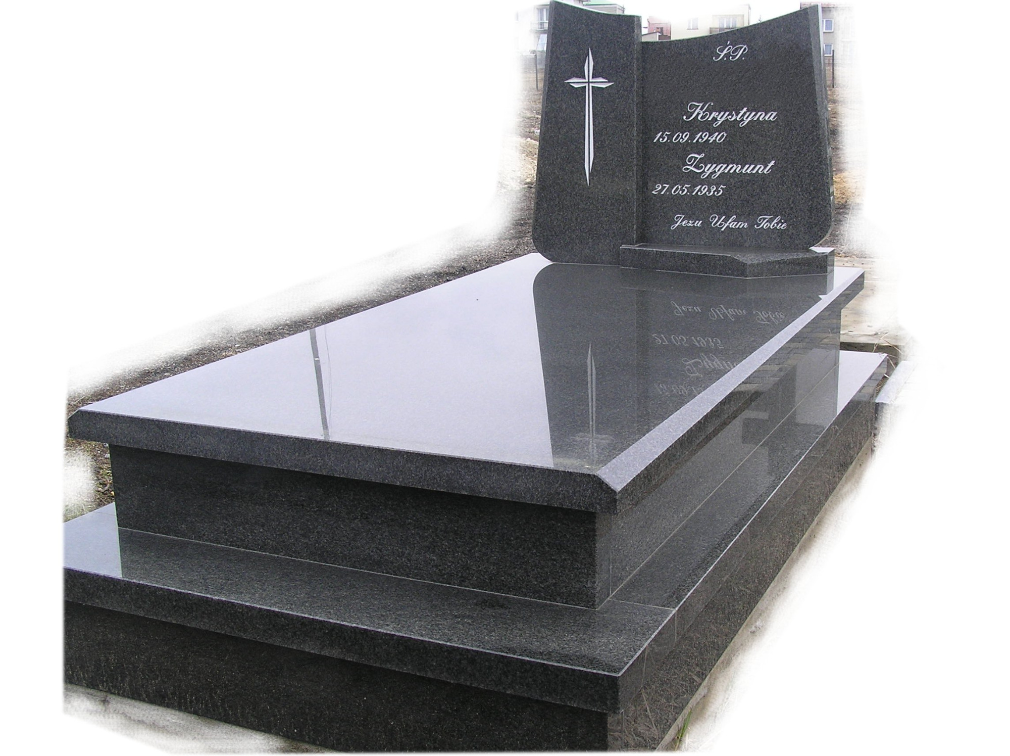 Polerowany, ciemny granitowy pomnik z wygrawerowanym krzyżem i inskrypcjami: imiona, daty urodzenia i napis 'Jezu ufam Tobie', ustawiony na dwupoziomowej podstawie.