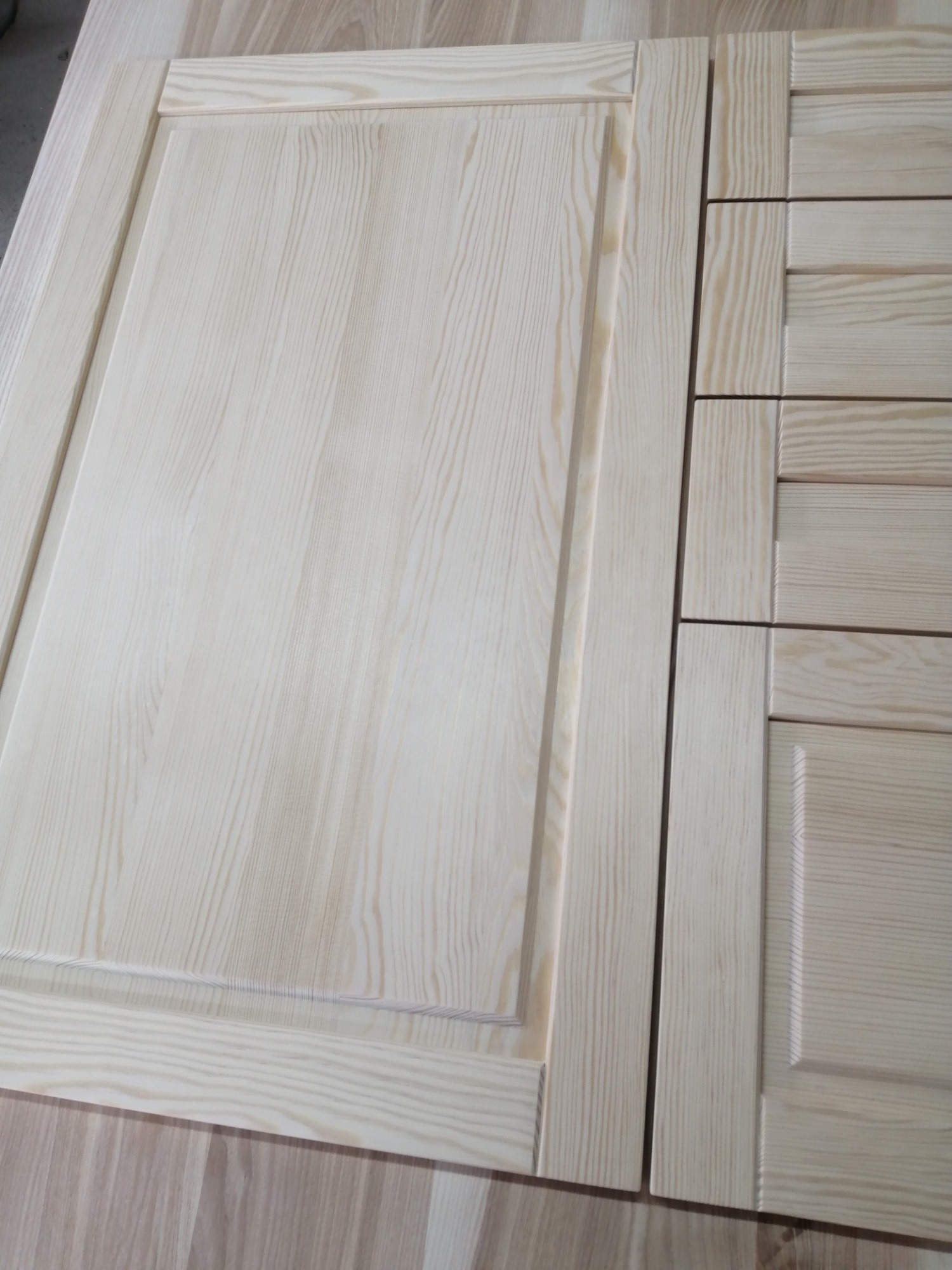 Fronty meblowe wykonane z drewna sosnowego