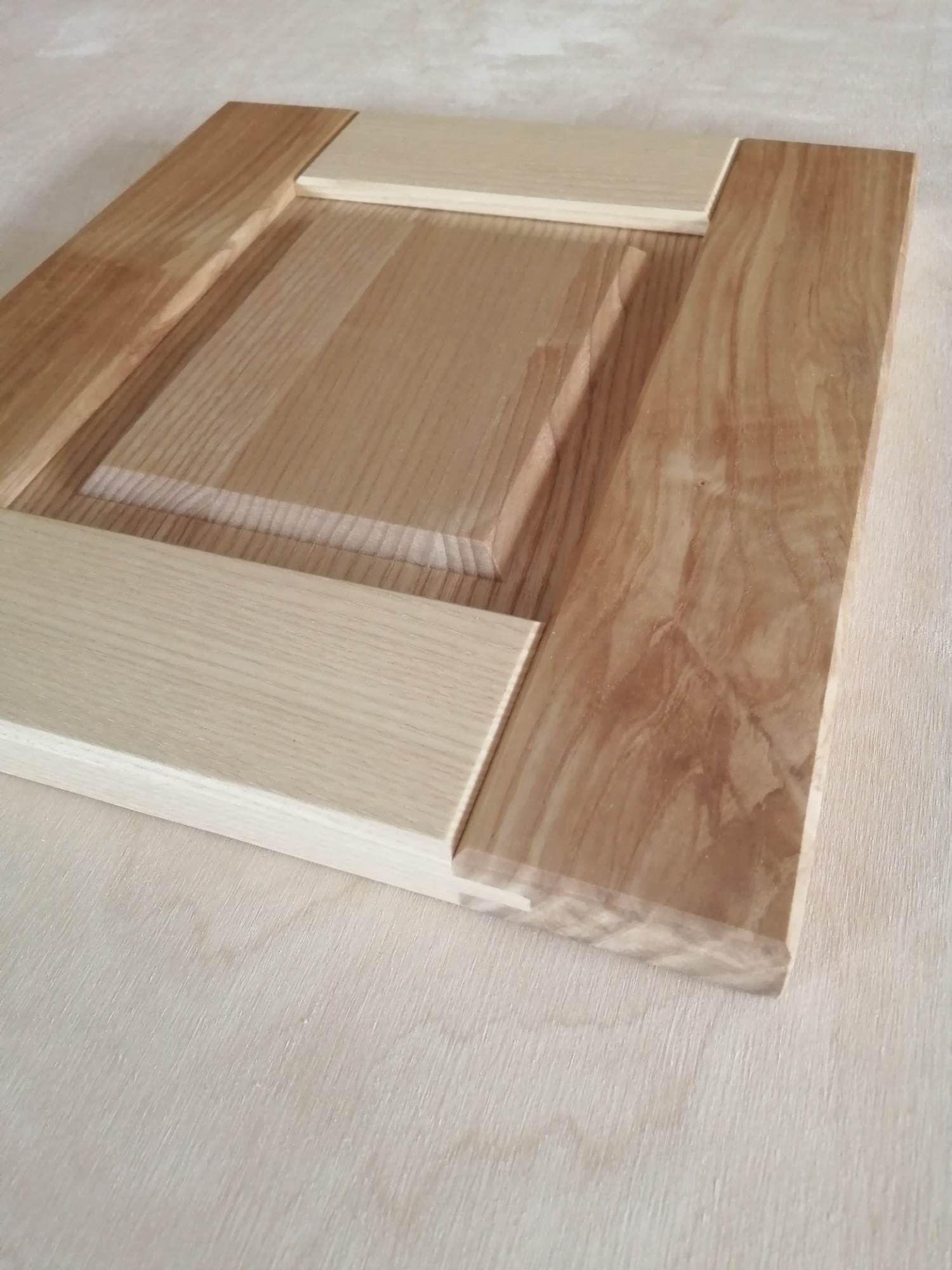 Fronty meblowe wykonane z drewna jesionu