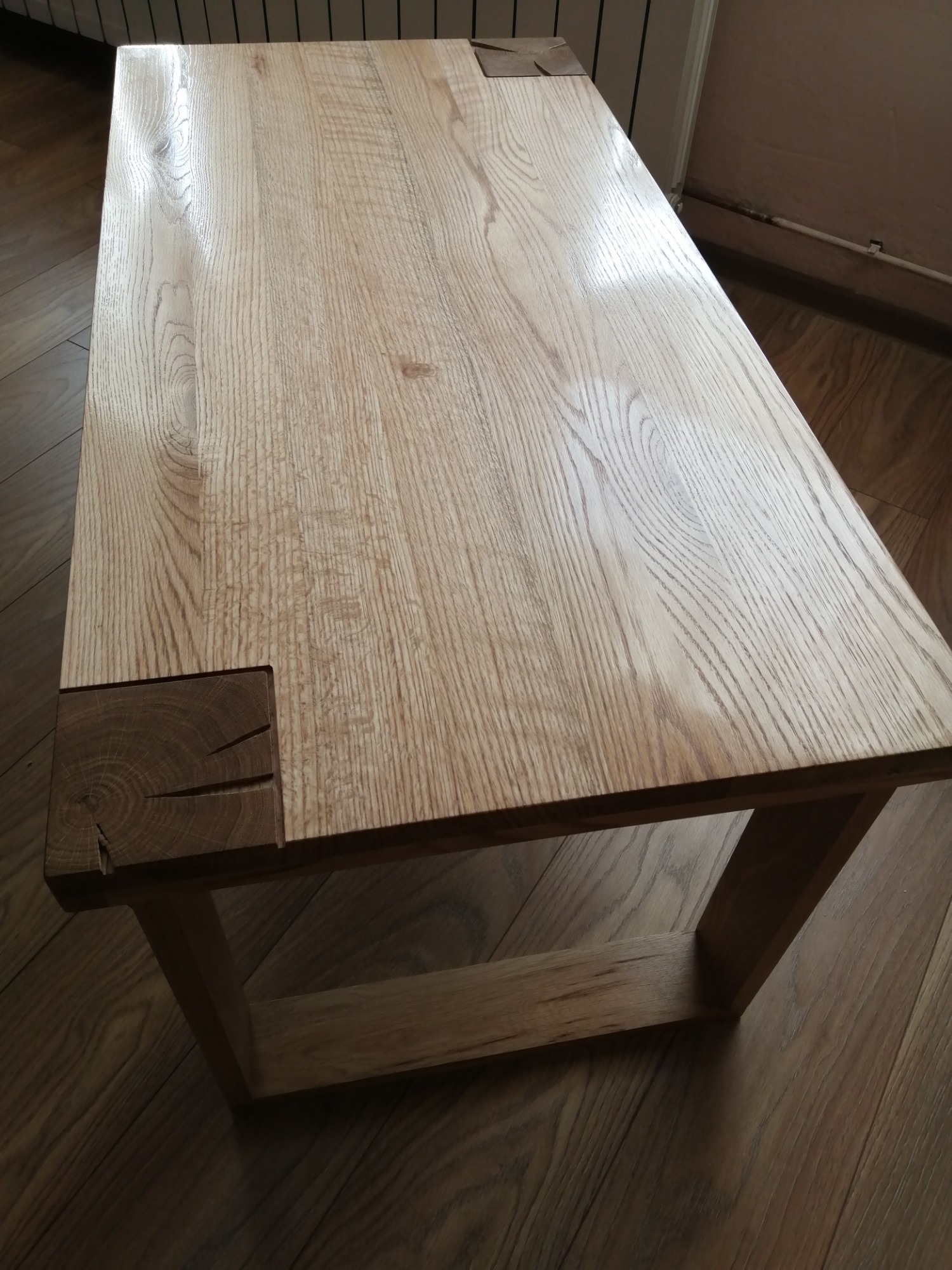 Stolik kawowy z czerwonego dębu