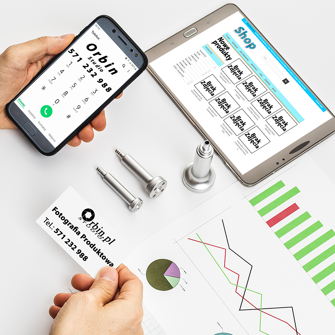 Telefon wyświetlający numer Orbin Studio, wizytówka z adresem Orbin.pl Fotografia Produktowa, tablet z widokiem sklepu internetowego, dwa metalowe elementy i wykres słupkowy na białym tle...