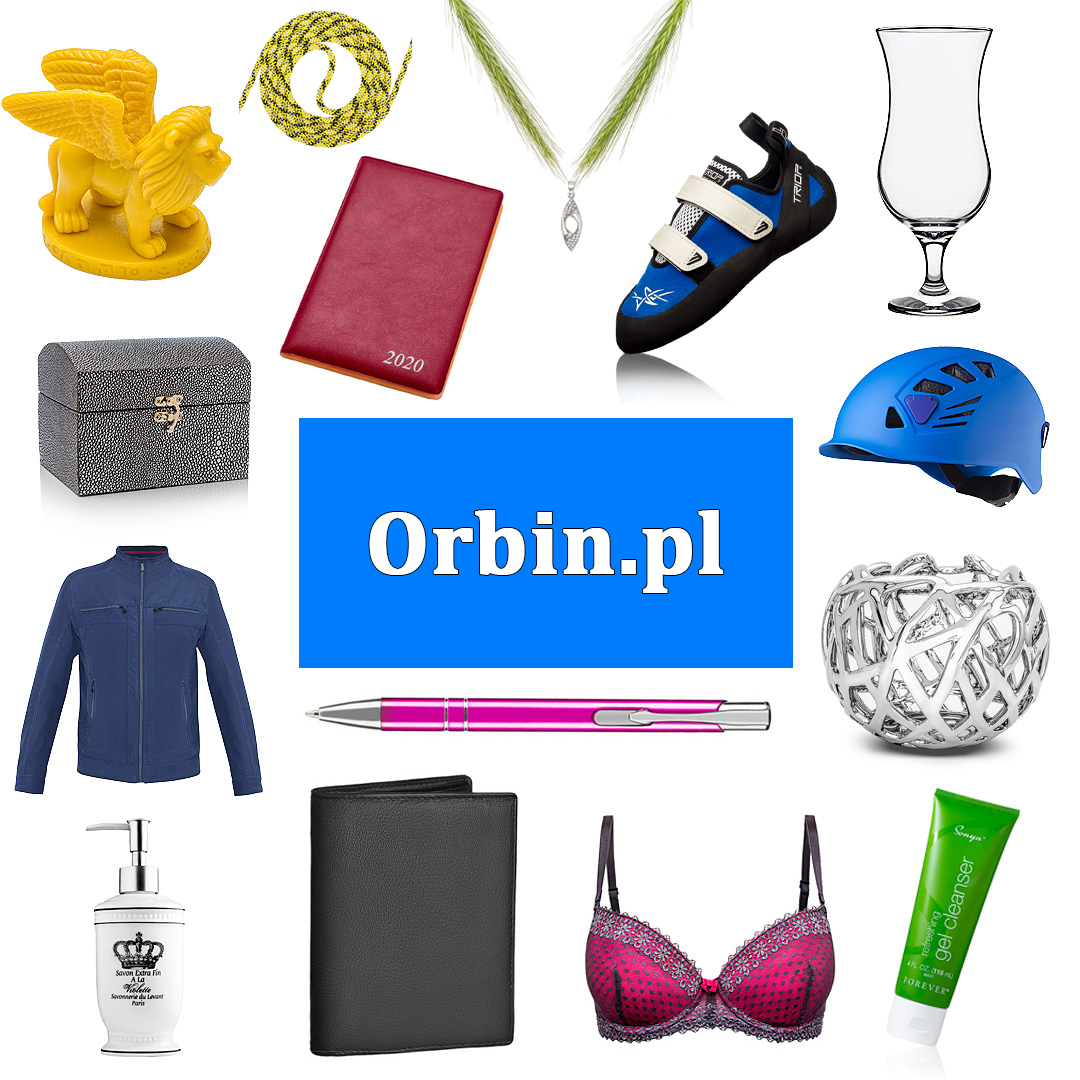 Kompozycja różnorodnych przedmiotów na białym tle: złoty lew, lina, notatnik 2020, naszyjnik, but wspinaczkowy, szklanka, kask, srebrna ozdoba, niebieska kurtka, długopis, portfel, dozownik mydła...