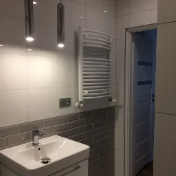 4) zdj 7. Remont mieszkania w Krotoszynie. Płytki w łazience, sufity podwieszane, gładzie, malowanie i biały montaż.