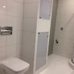 4) zdj 8. Remont mieszkania w Krotoszynie. Płytki w łazience, sufity podwieszane, gładzie, malowanie i biały montaż.