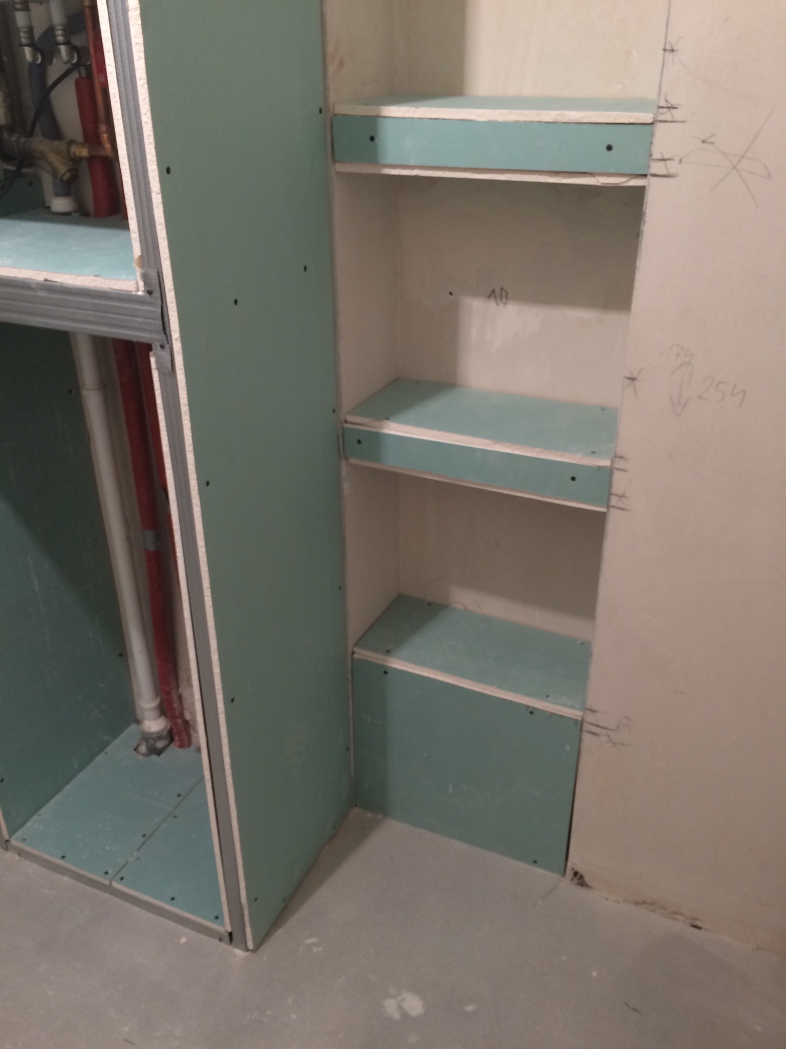 4) zdj 2. Remont mieszkania w Krotoszynie. Płytki w łazience, sufity podwieszane, gładzie, malowanie i biały montaż.